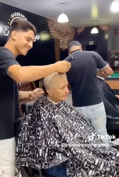 barber shaves mother&#039;s head prior to her chemo