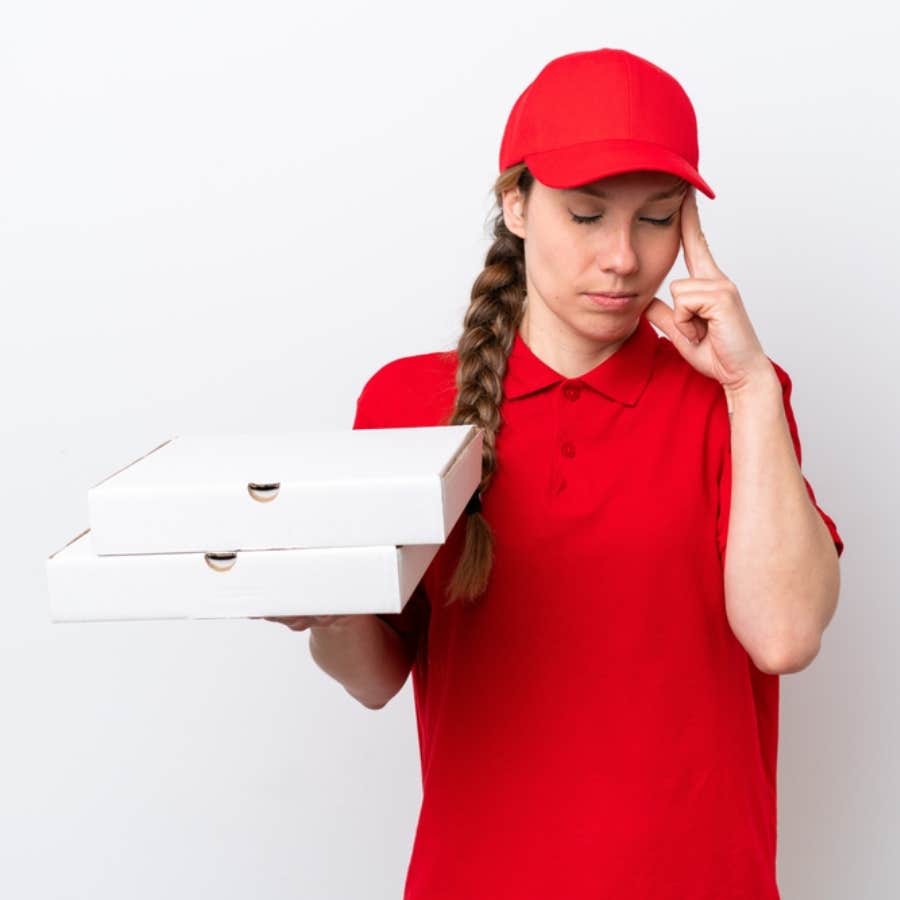 pizza delivery person puts customer&#039;s pizza in a puddle after he doesnt tip her