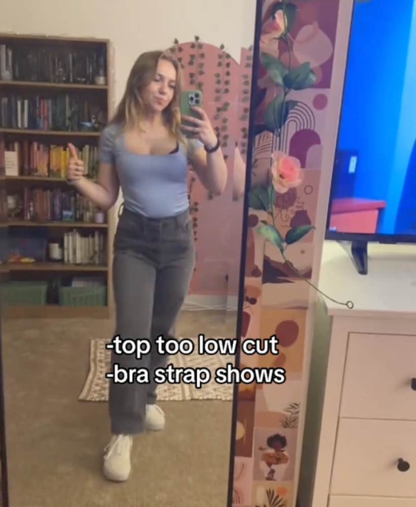 retail worker&#039;s dress-coded outfit