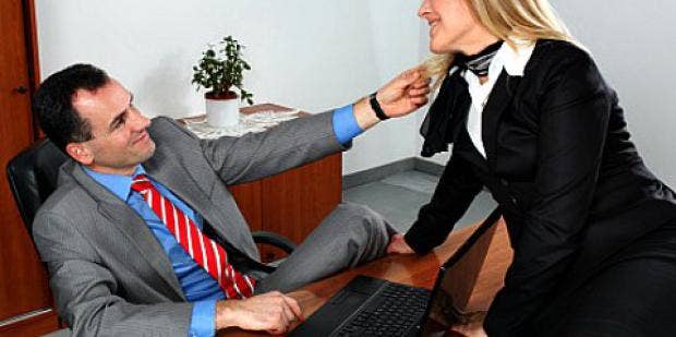 Босс трахает жопастую секретаршу во время переезда в новый офис