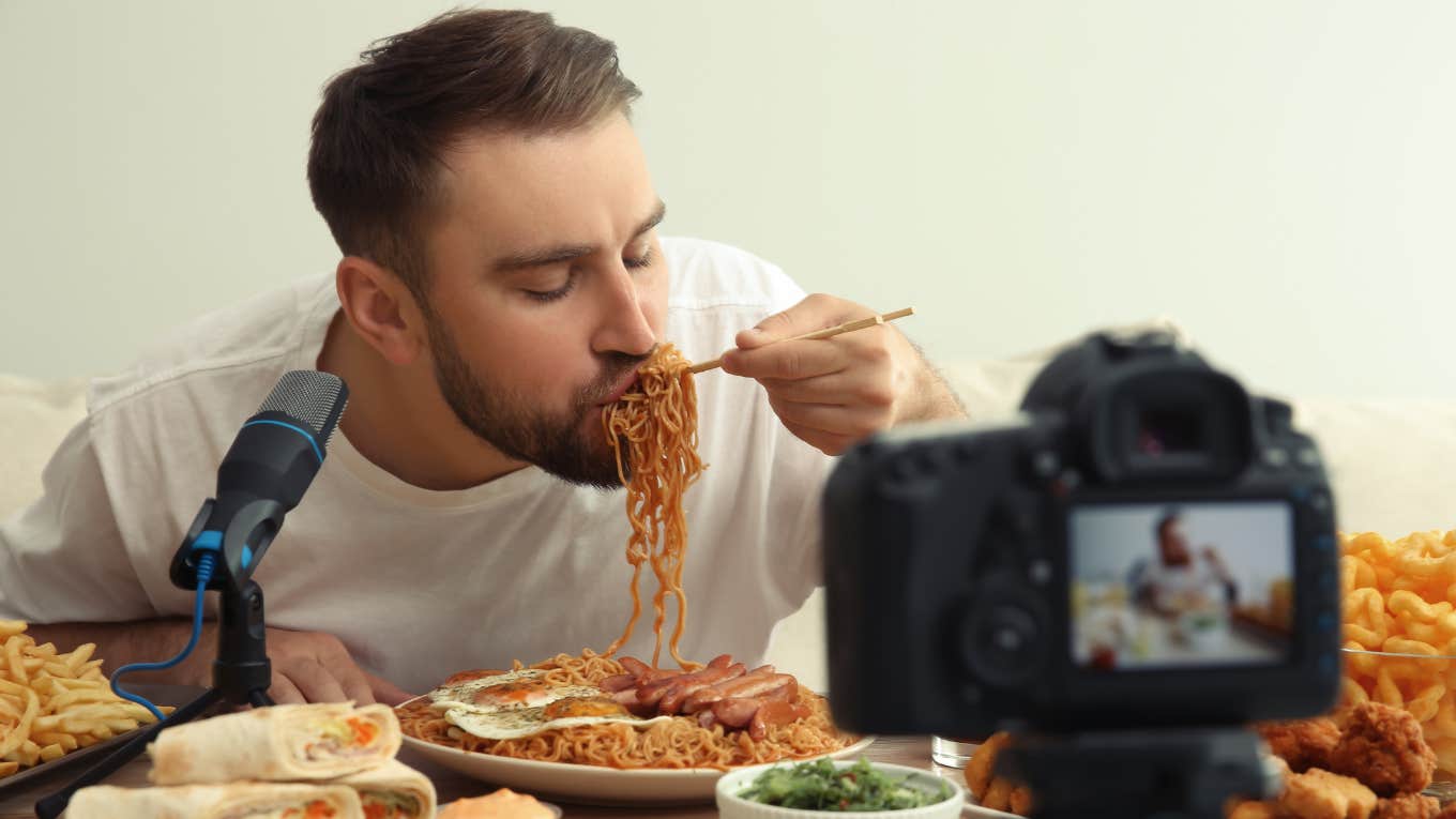 Food blogger eating food trends while recording himself. 