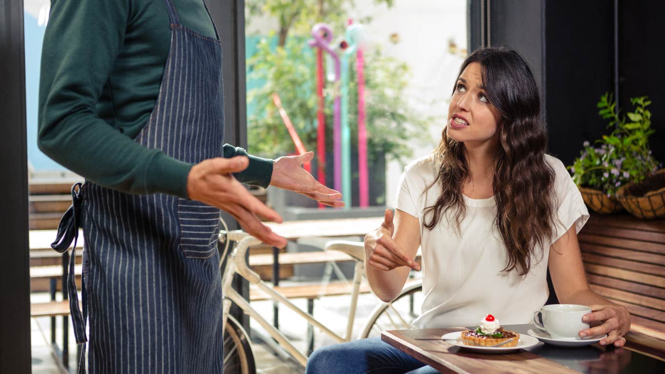 woman refusing to tip at restaurant