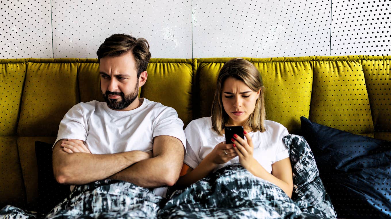 Couple ignoring each other, habits to break to have a beautiful life together