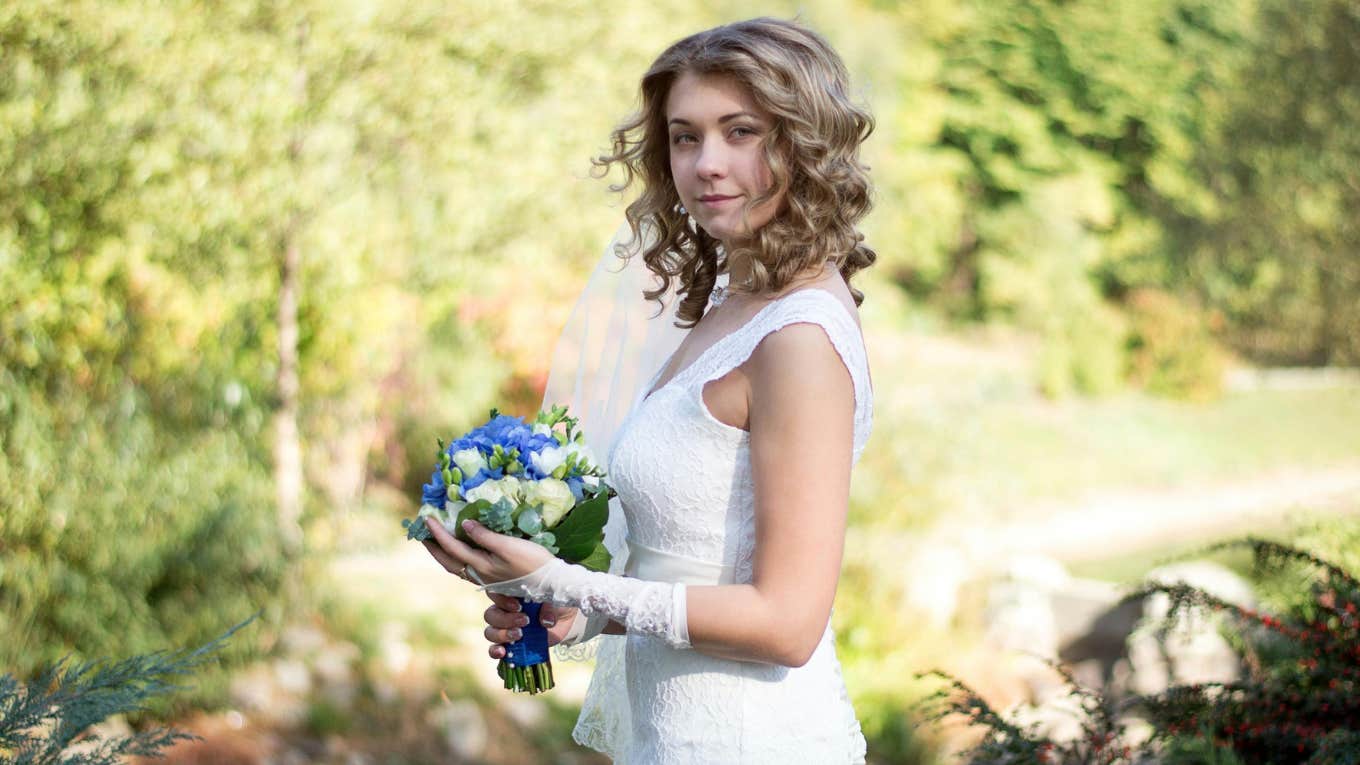 bride holding bouquet 