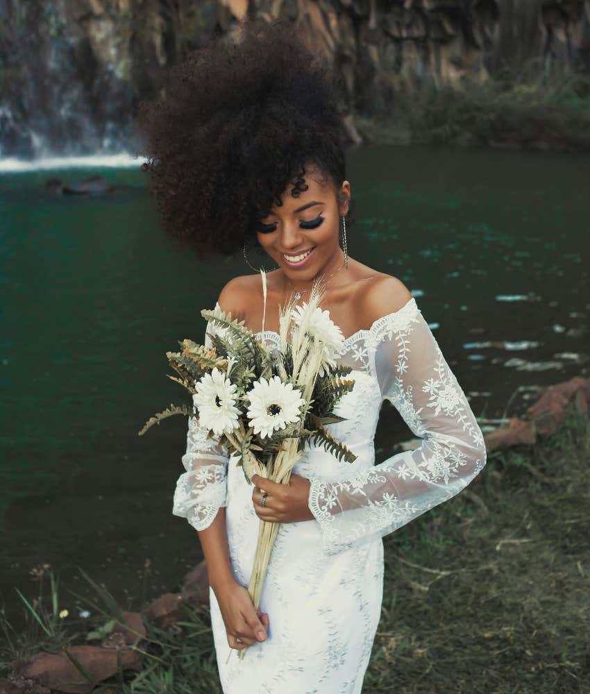 bride holding bouquet 