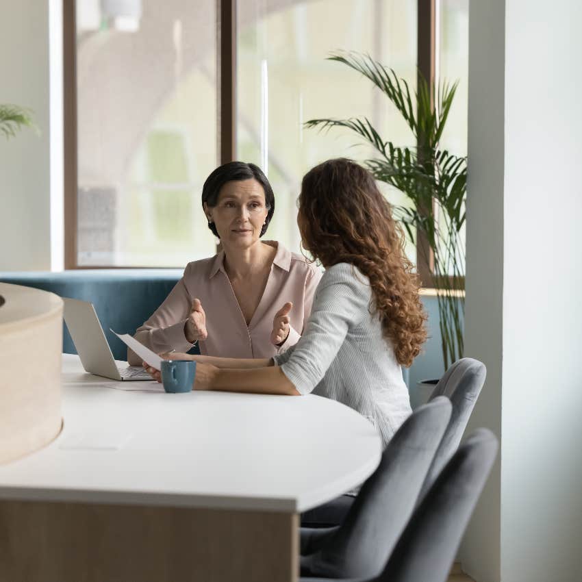 boss and employee one-on-one meeting