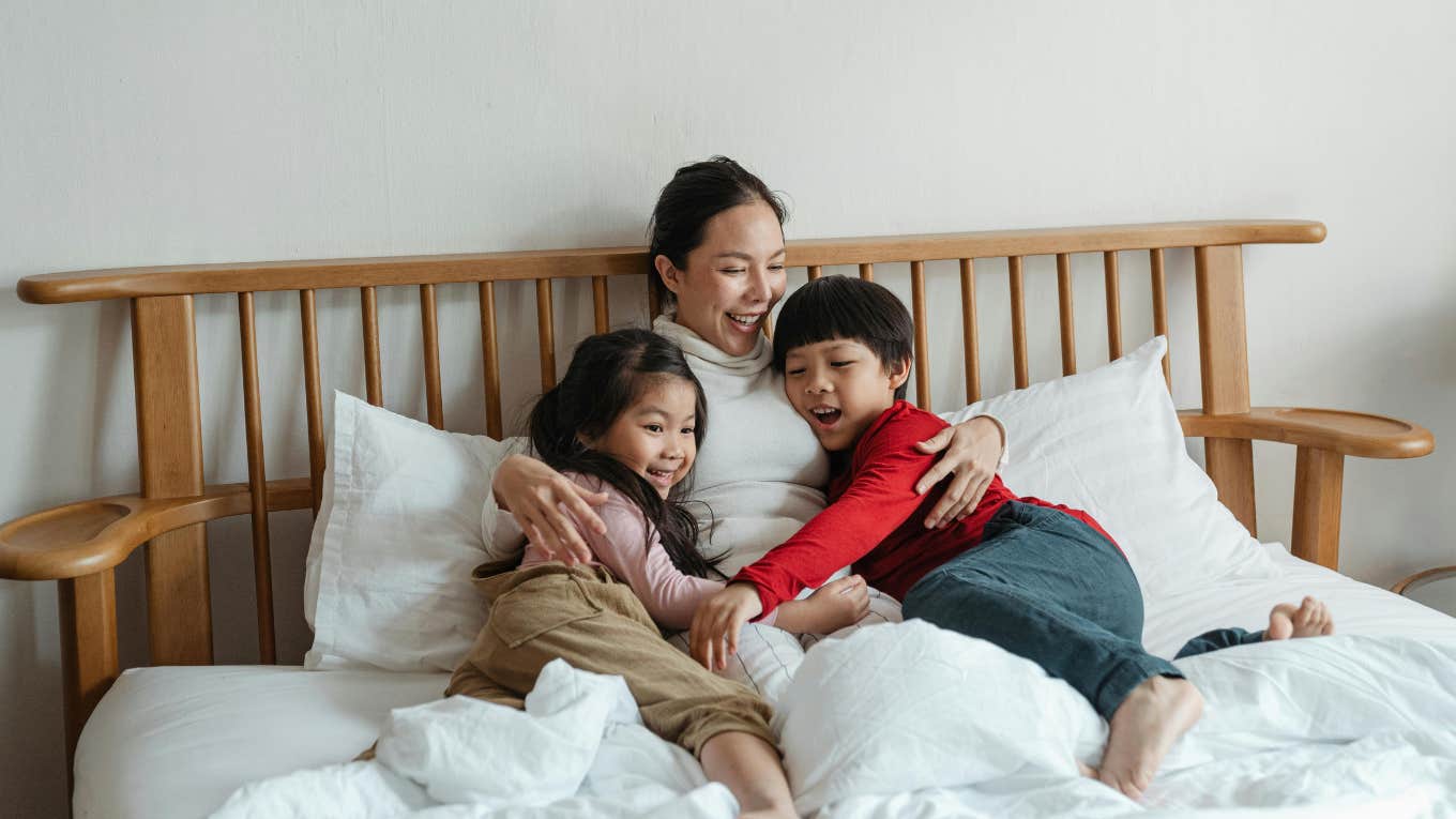 mom in bed with her two kids