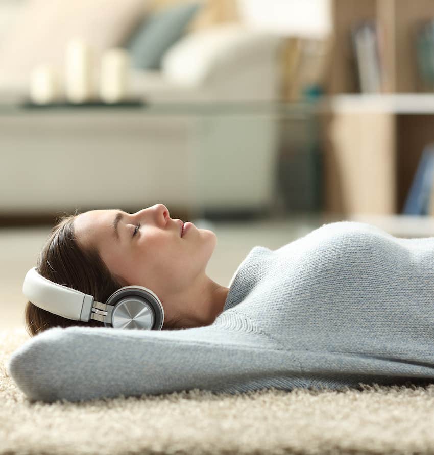 She lies down wearing headphones for a 15-minute life-changer