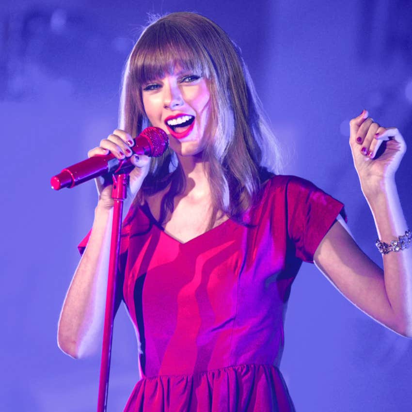 Taylor Swift singing in red dress