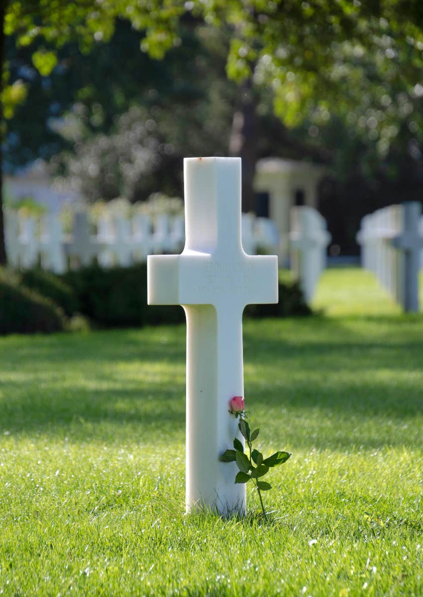 grave with flower without name