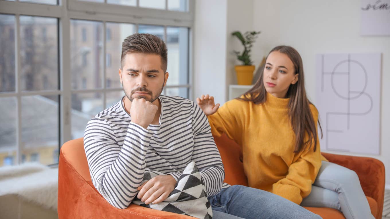 woman trying to make peace with boyfriend after miscommunication