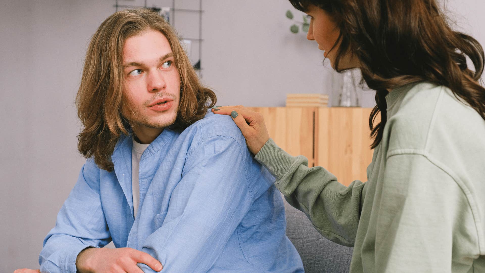 couple talking and apologizing