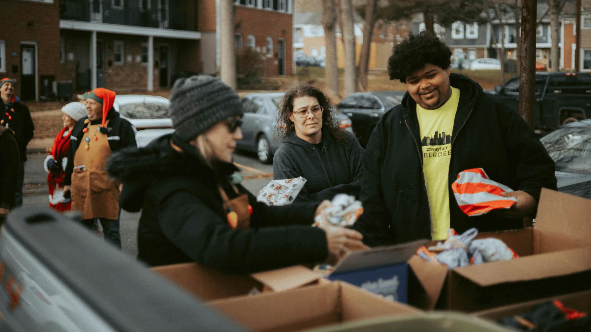 people volunteering