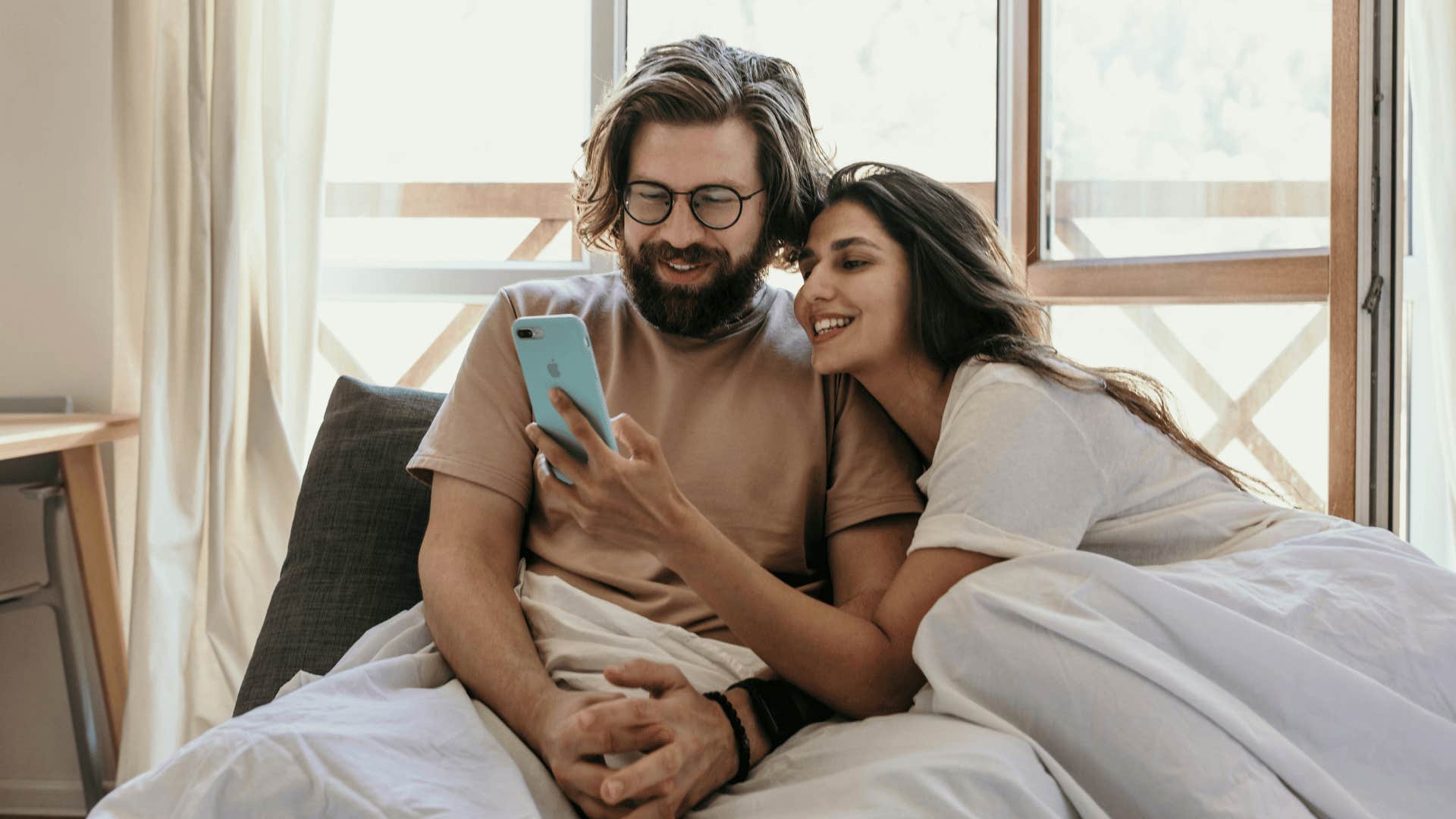 couple talking and looking at phone 