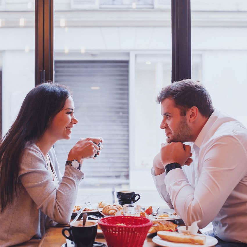 couple on date at a cafe