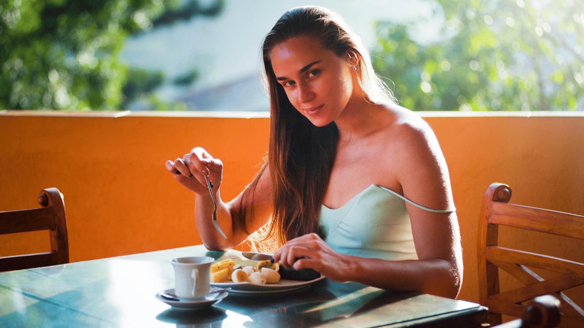 woman eating healthy