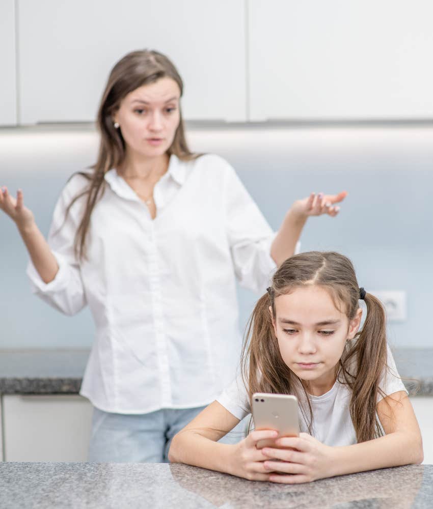 Tween daughter on phone and mom annoyed