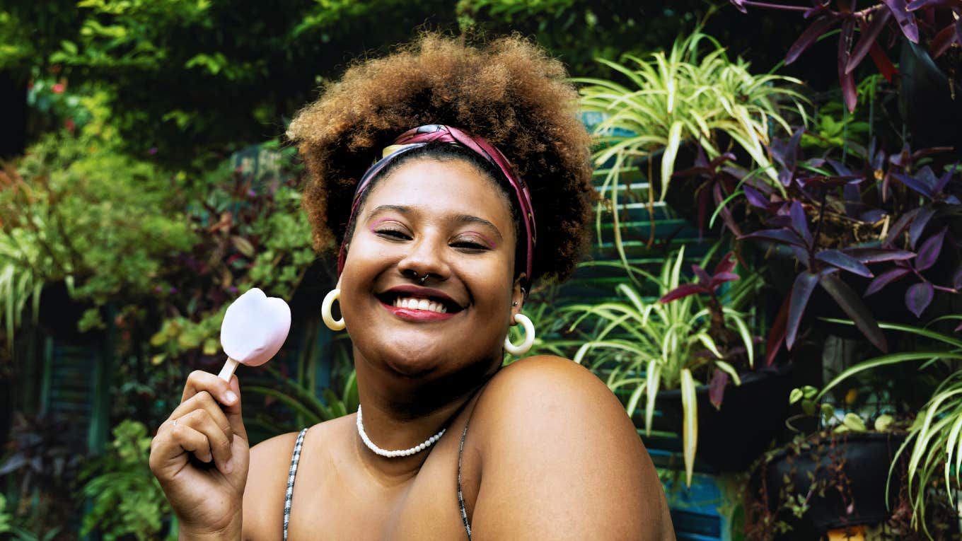 Smiling woman, attracting people to her