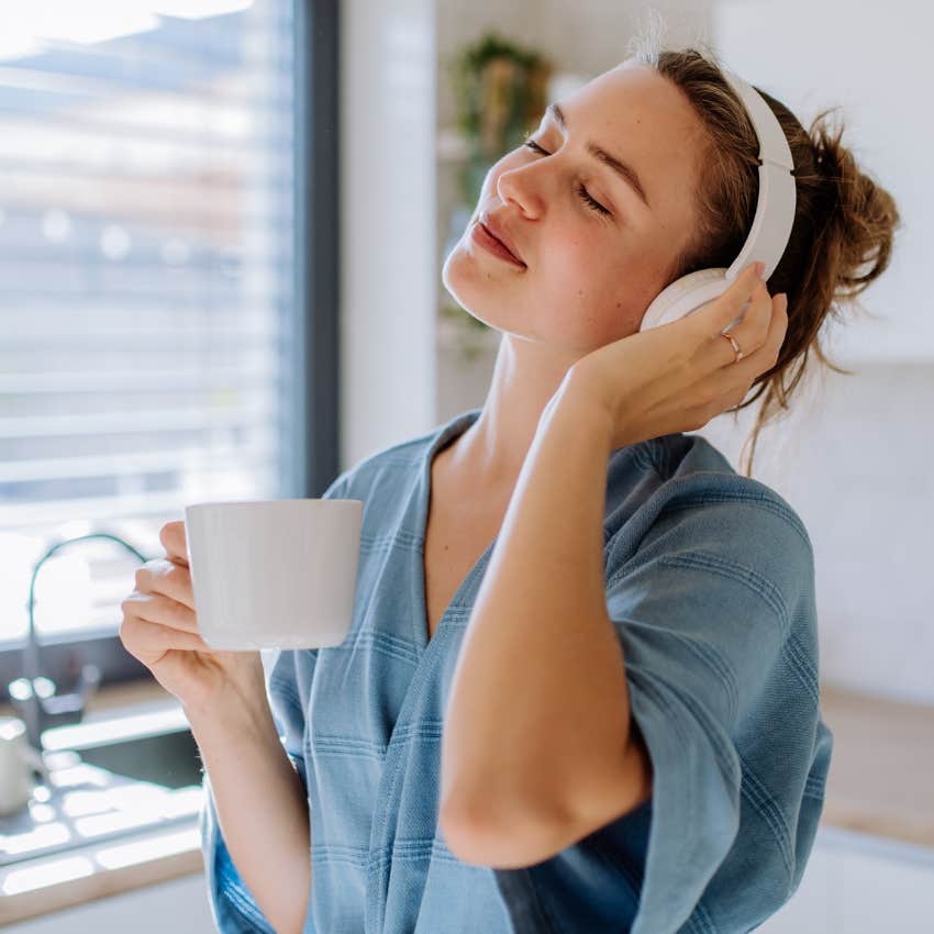 Woman listening to Taylor Swift music in her headphones.