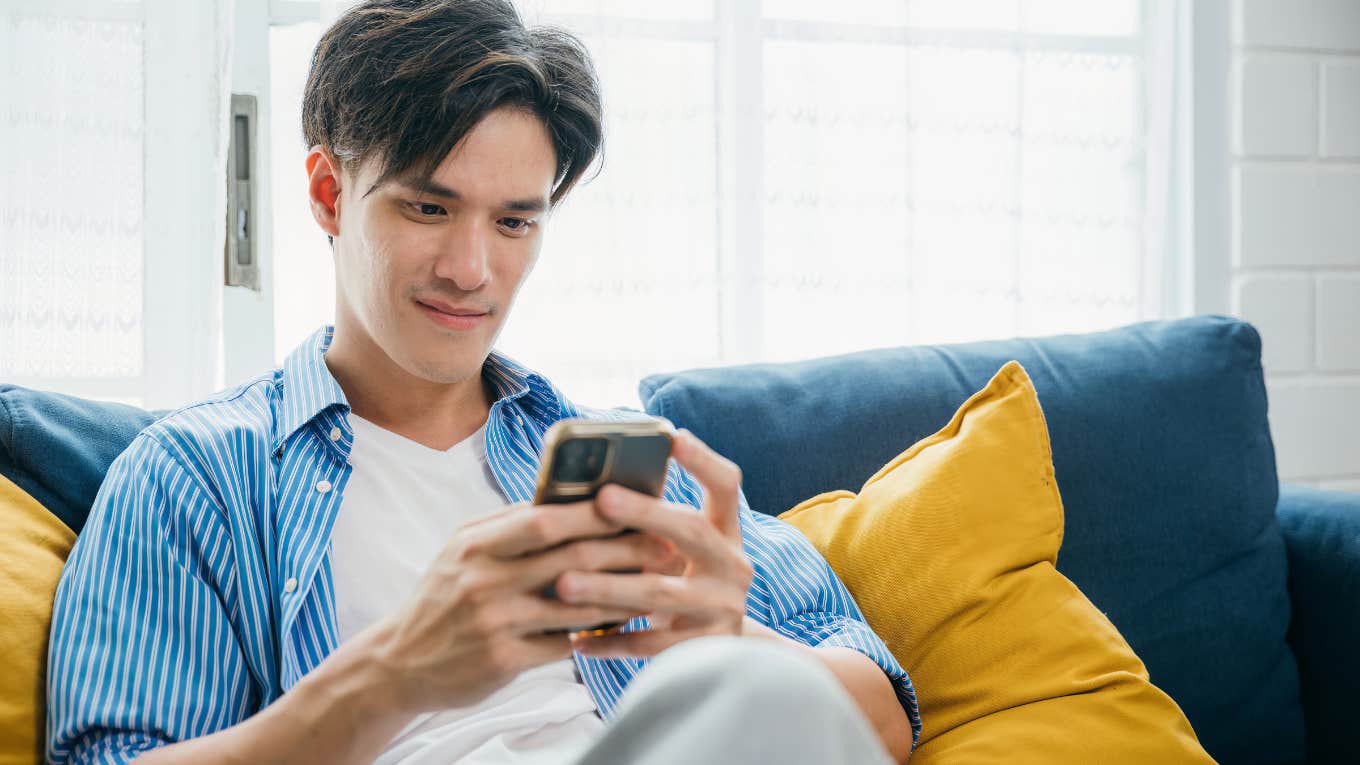 Man "pebbling" his friends on his phone while scrolling on social media.