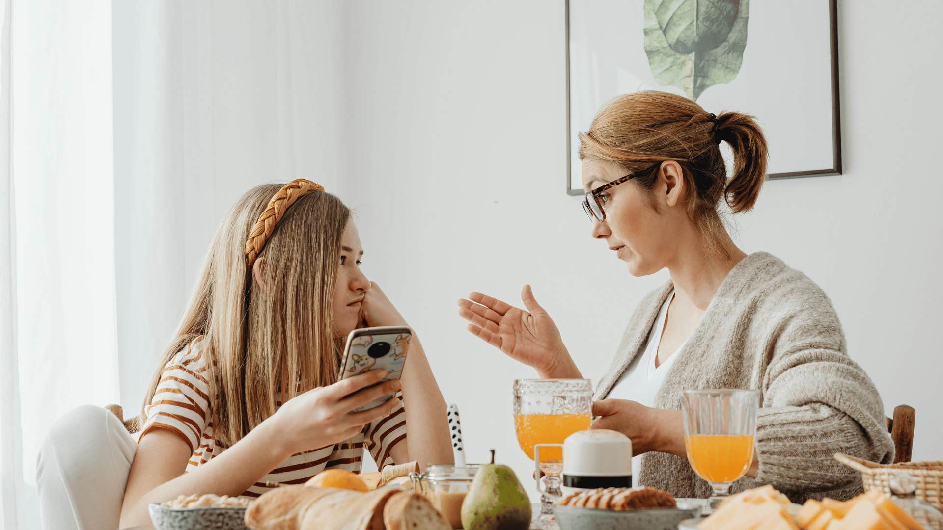 mom talking to daughter on her phone