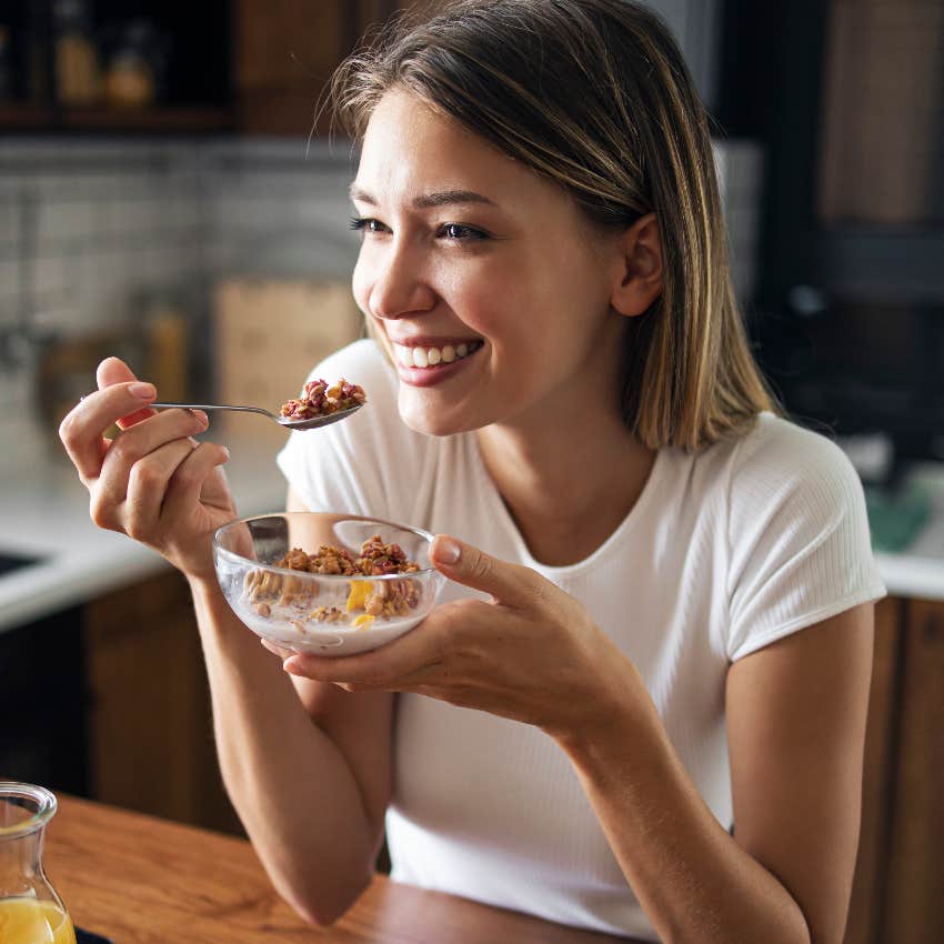 woman eating breakfast to stop morning anxiety