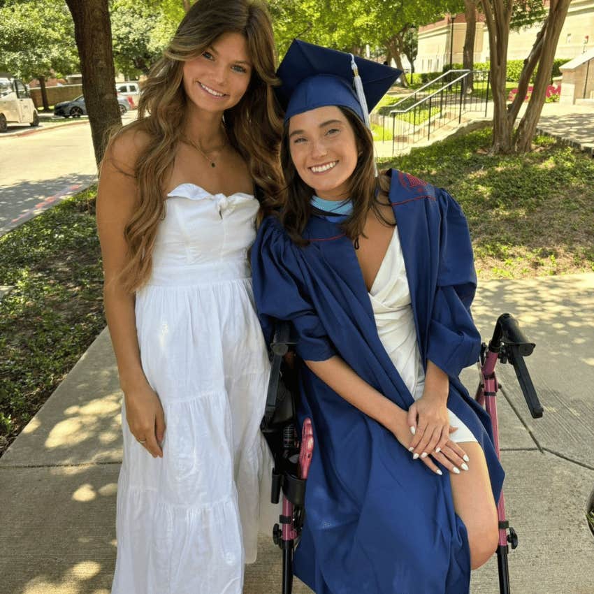 Kiersten Riggs posing with her sister