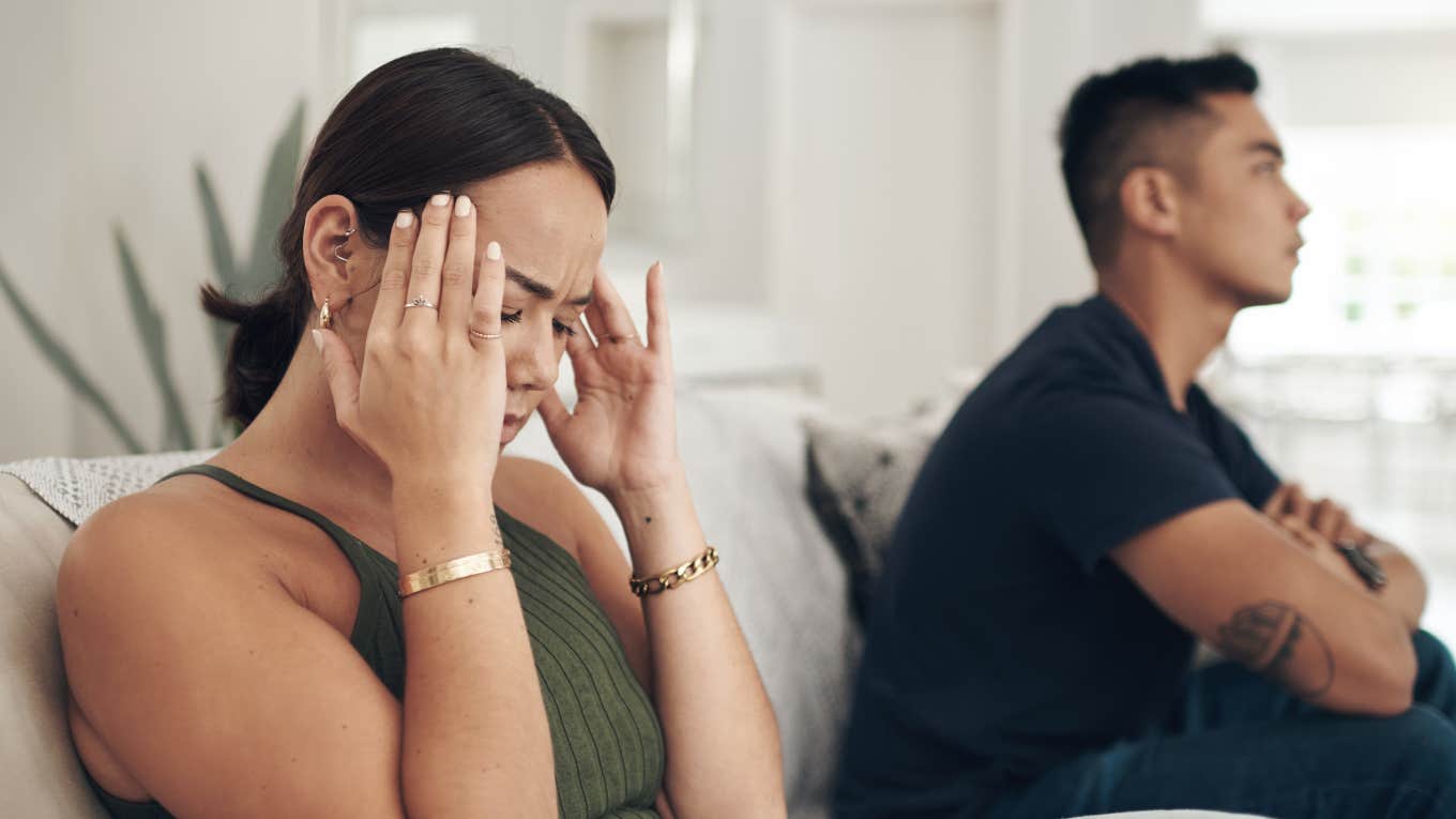 Woman realizes she is being guardrailed by her date.