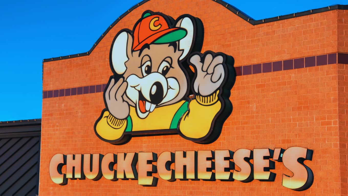 chuck e. cheese building 