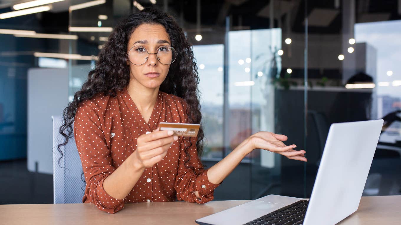 Woman with bad money habits because of her touch childhood