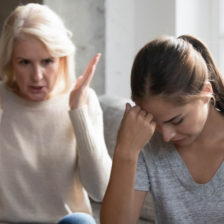 mom and teen daughter arguing 