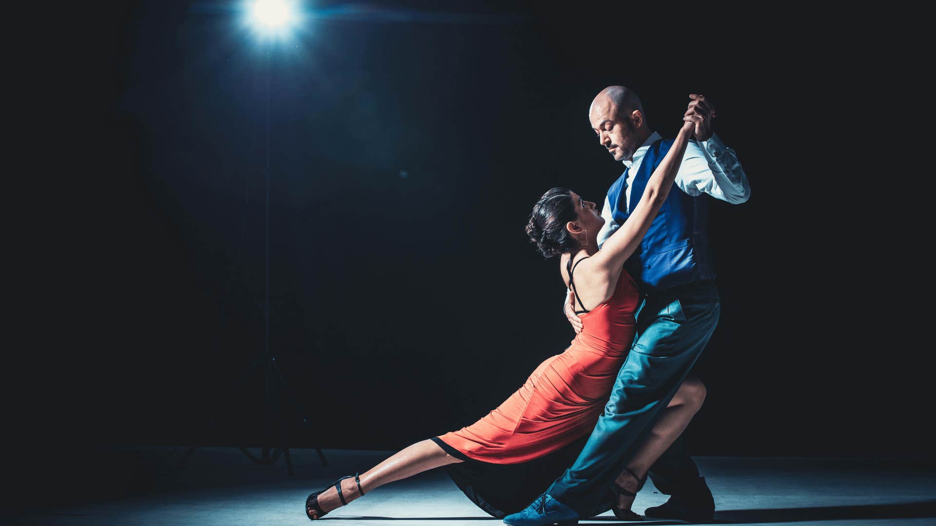 couple dancing under light