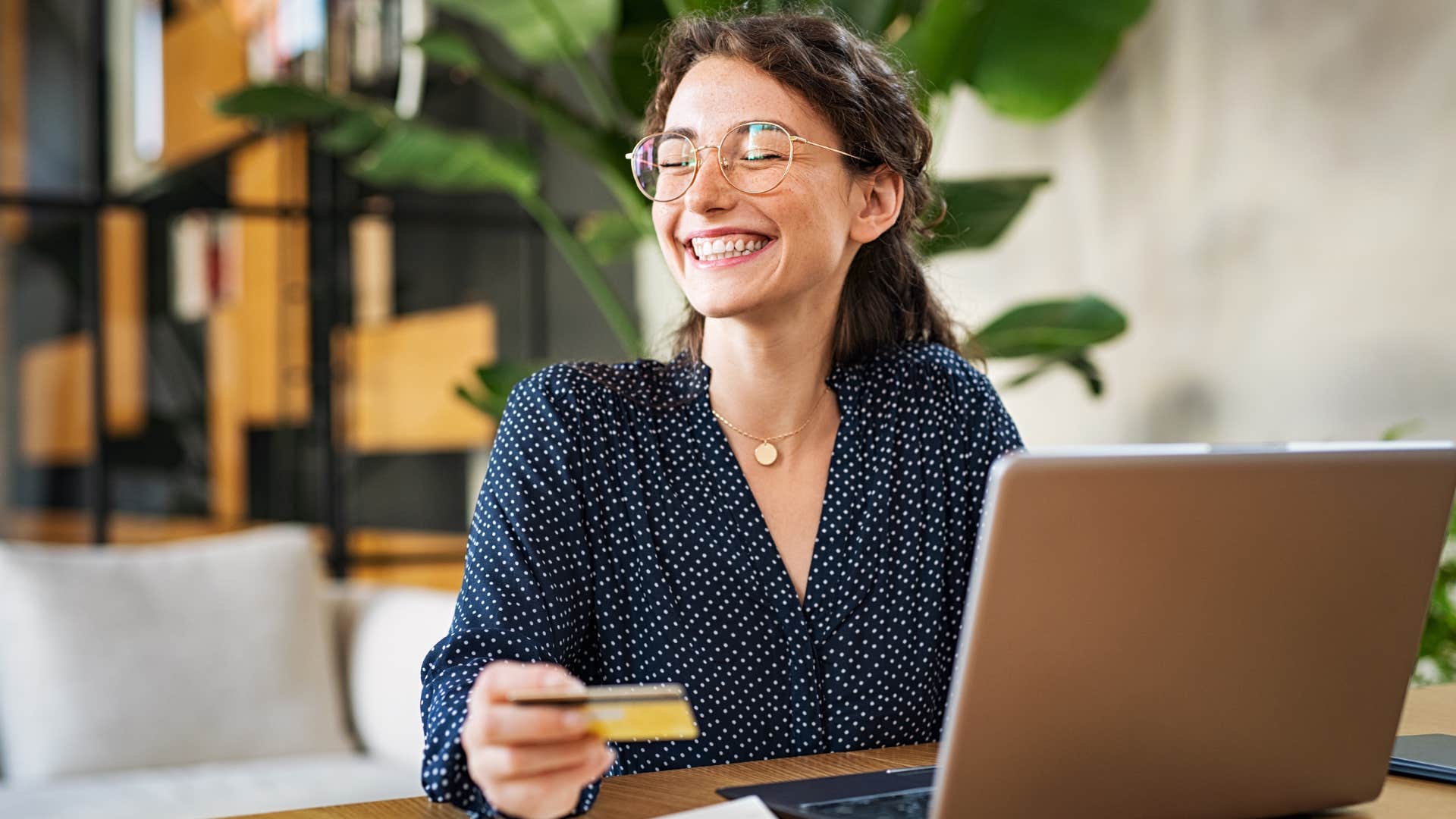 Millennial woman who won't maintain a physical checkbook