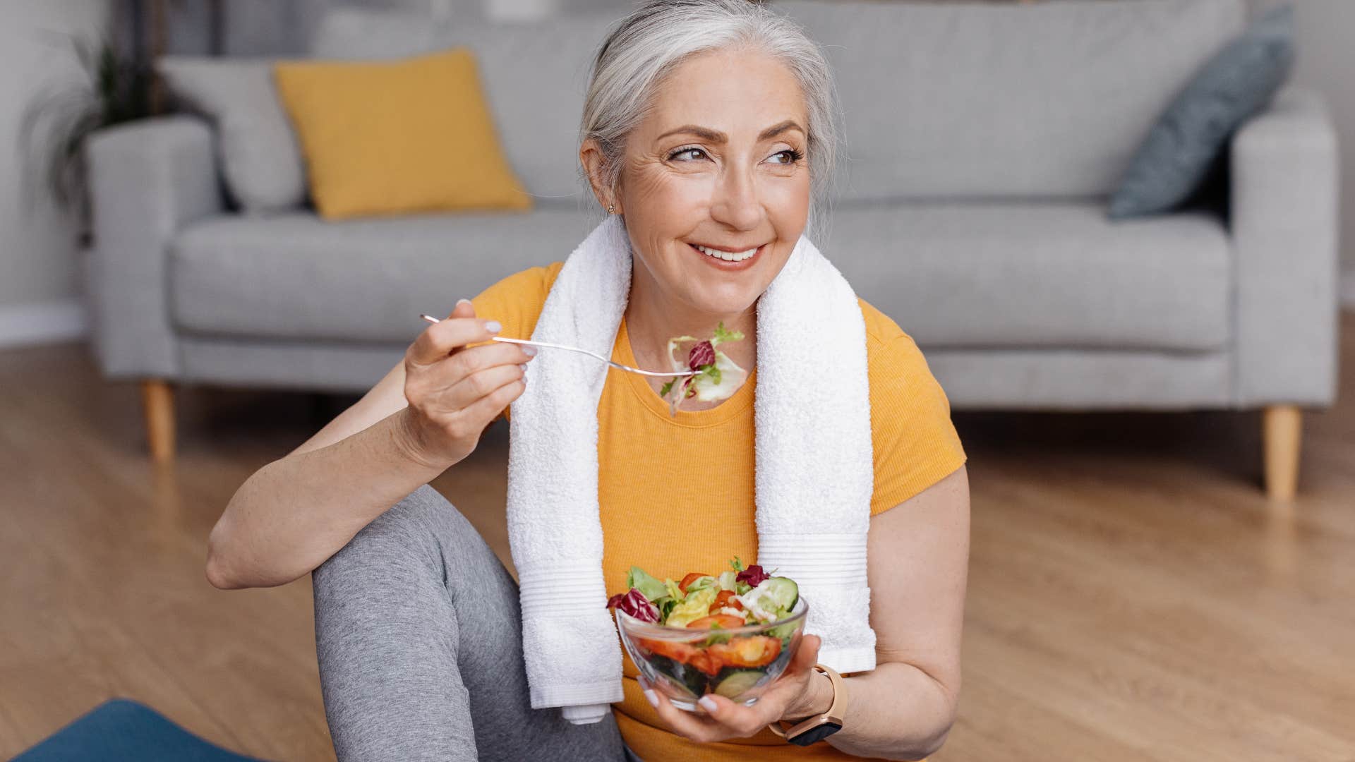 Woman who refuses to use a napkin