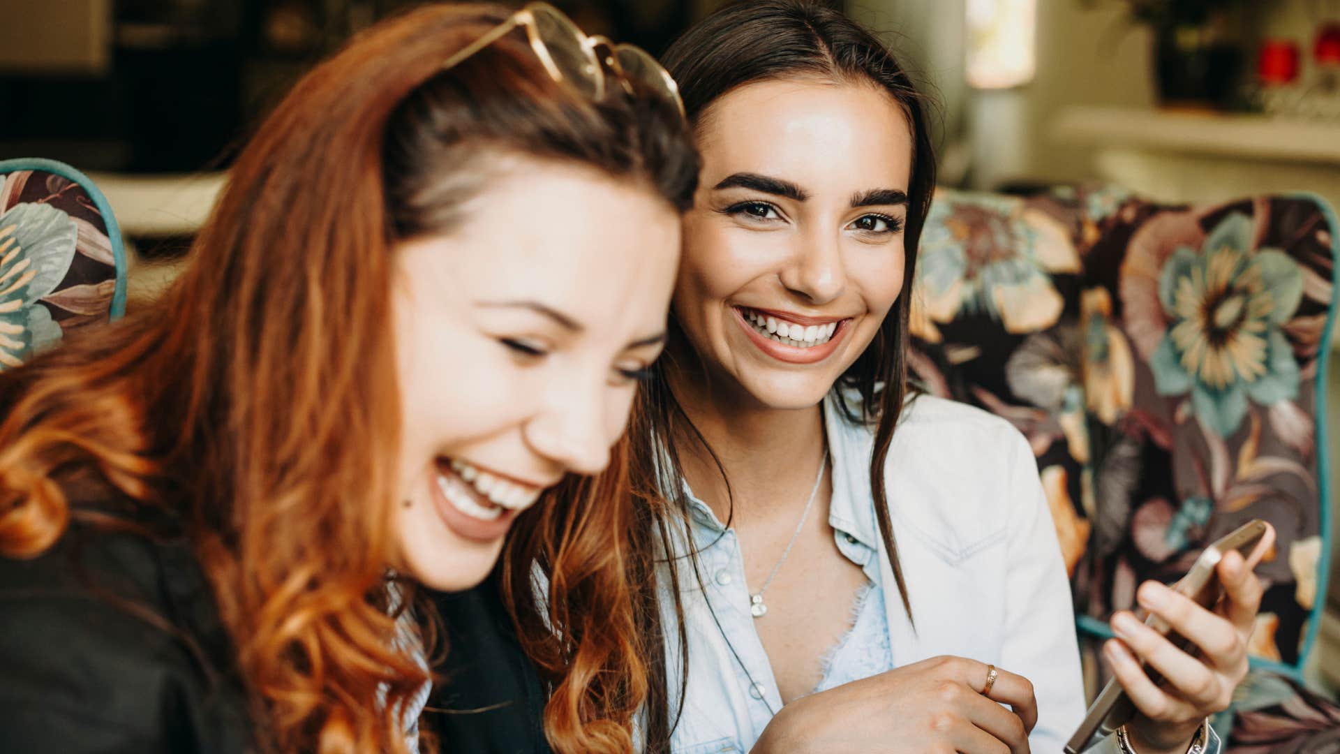 woman with high IQ telling her friend what something reminds her of