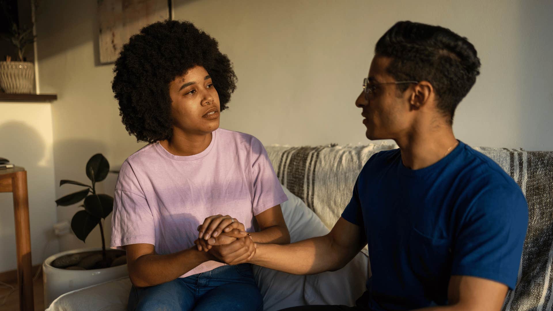 woman and man talking on the couch