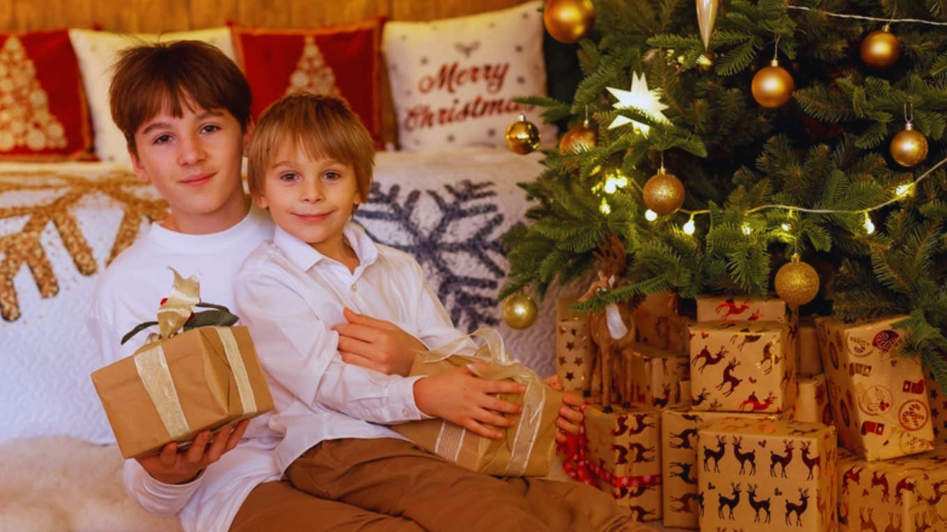 kids with house decorated for Christmas 