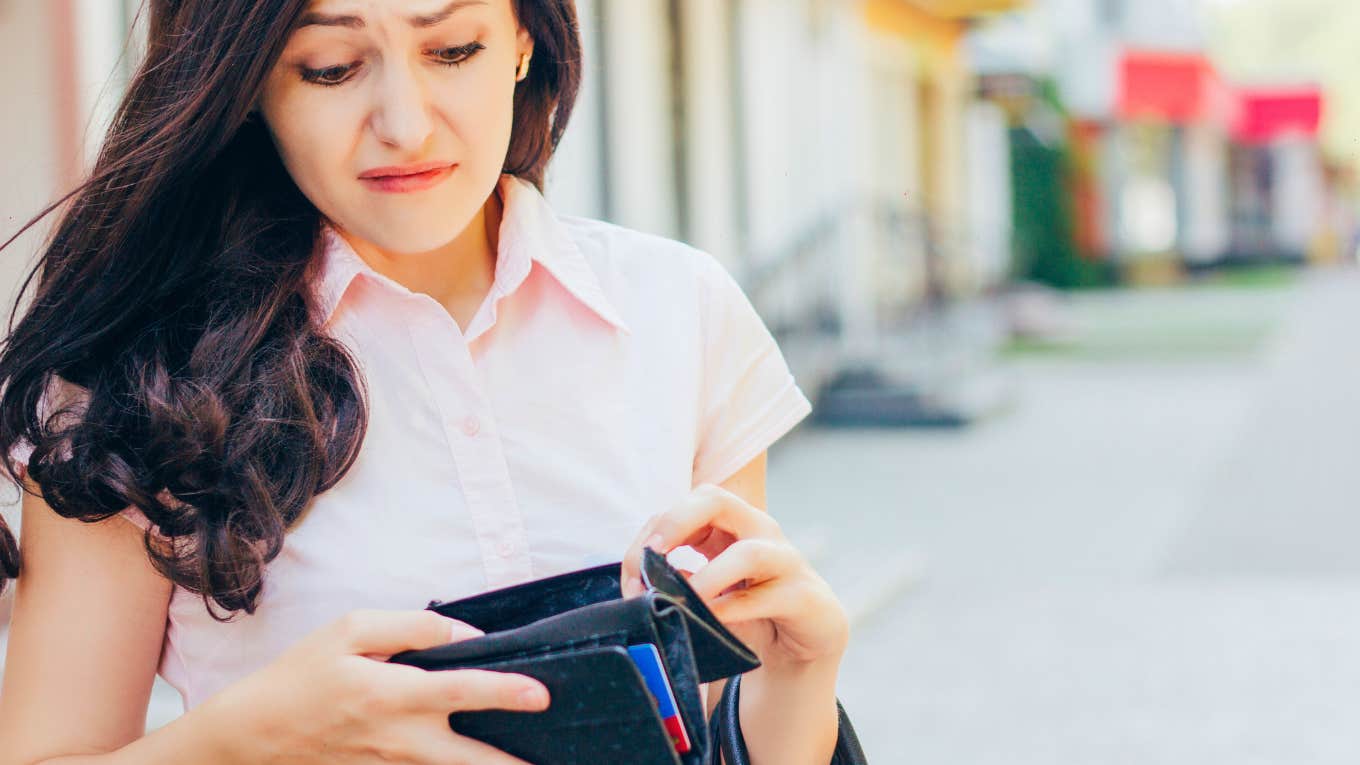 Common Habits Of People Who Stay Broke No Matter How Much Money They Make