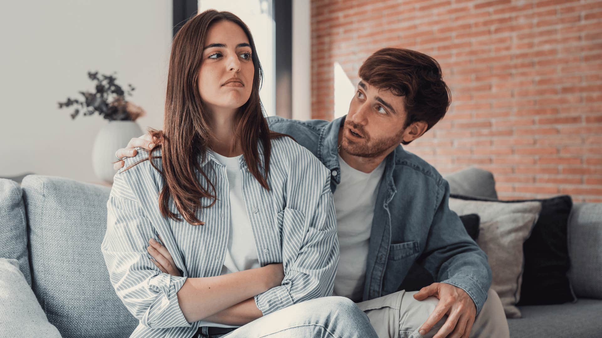 woman ignoring man while man tries to talk to her