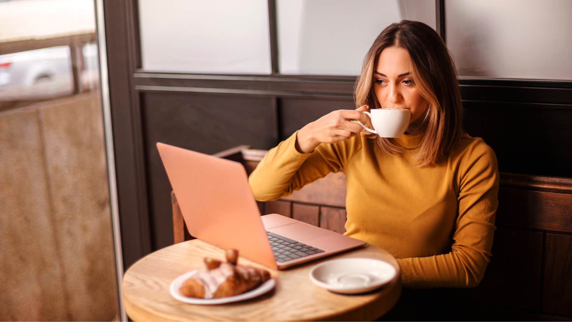 woman working on computer at cafe