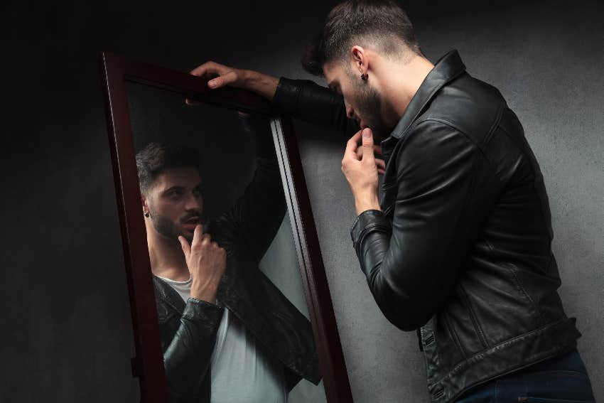 Deeply Narcissistic People Often Display These 3 Involuntary Behaviors