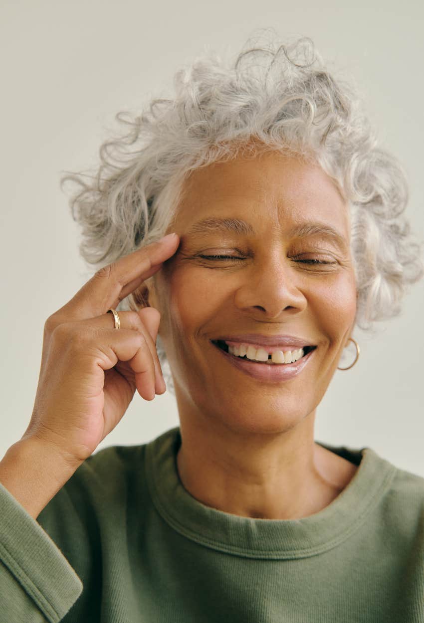 woman tapping head like she is reading minds