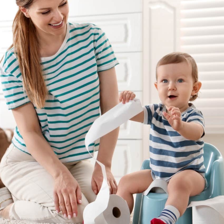 mom potty training baby 