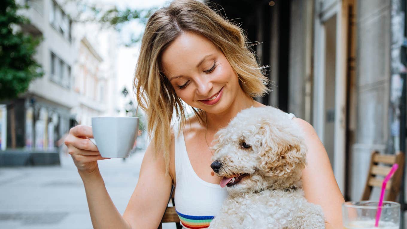 Woman knows phrases to improve her mental health.