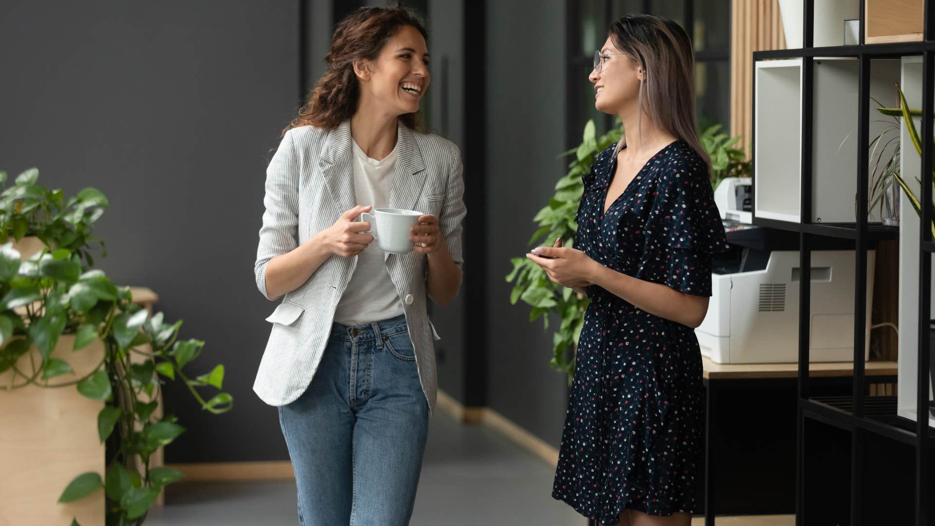 two women chatting about traveling