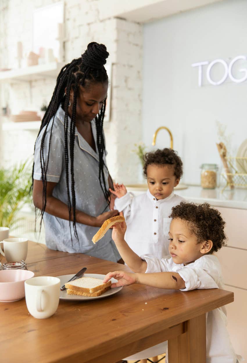 mom giving kids choices when choosing lunch