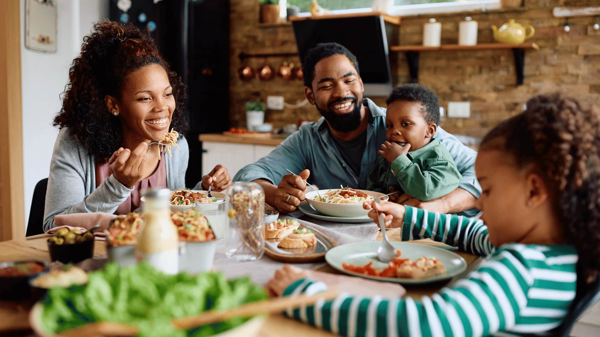 family having dinner with no screens rule in place