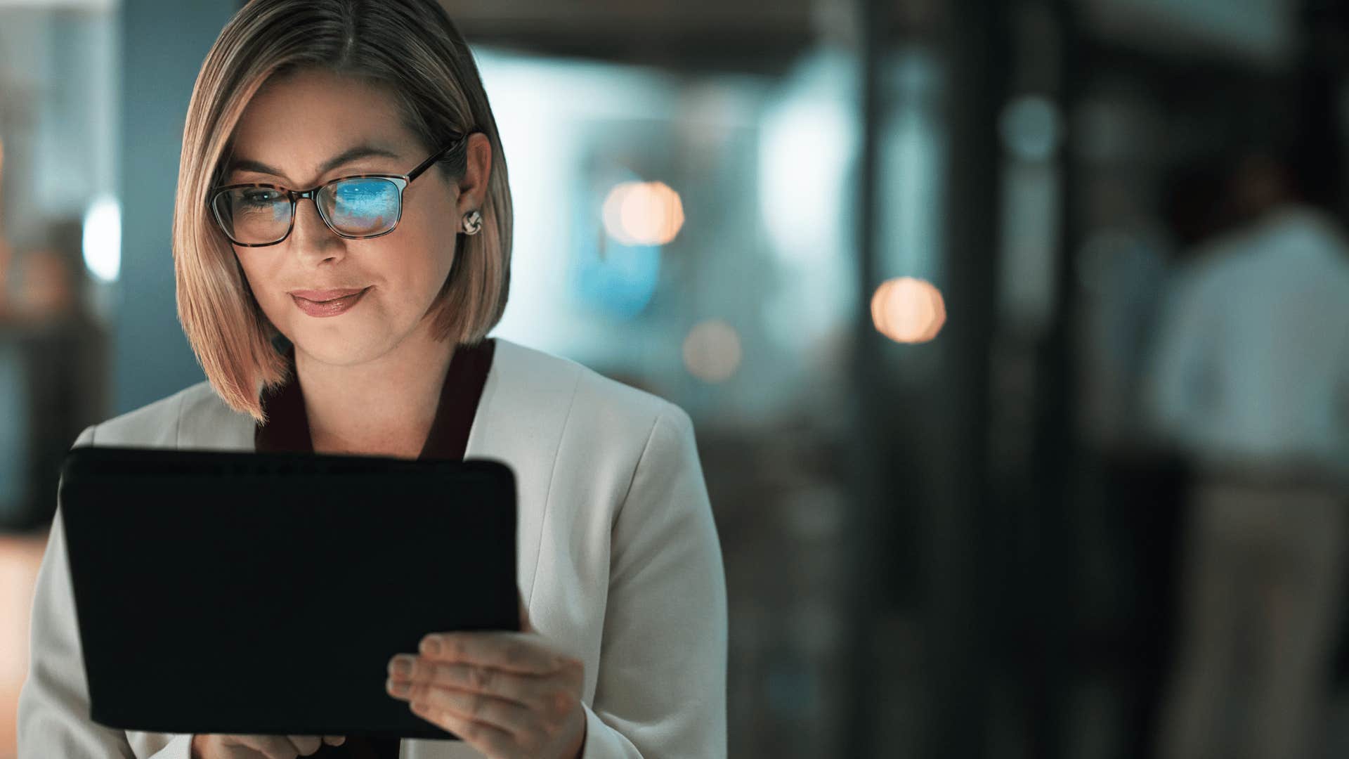 woman working on ipad