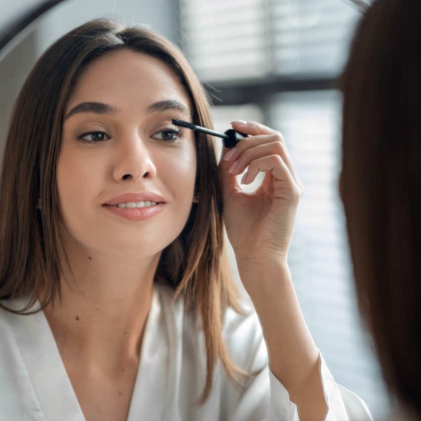 woman doing her make up