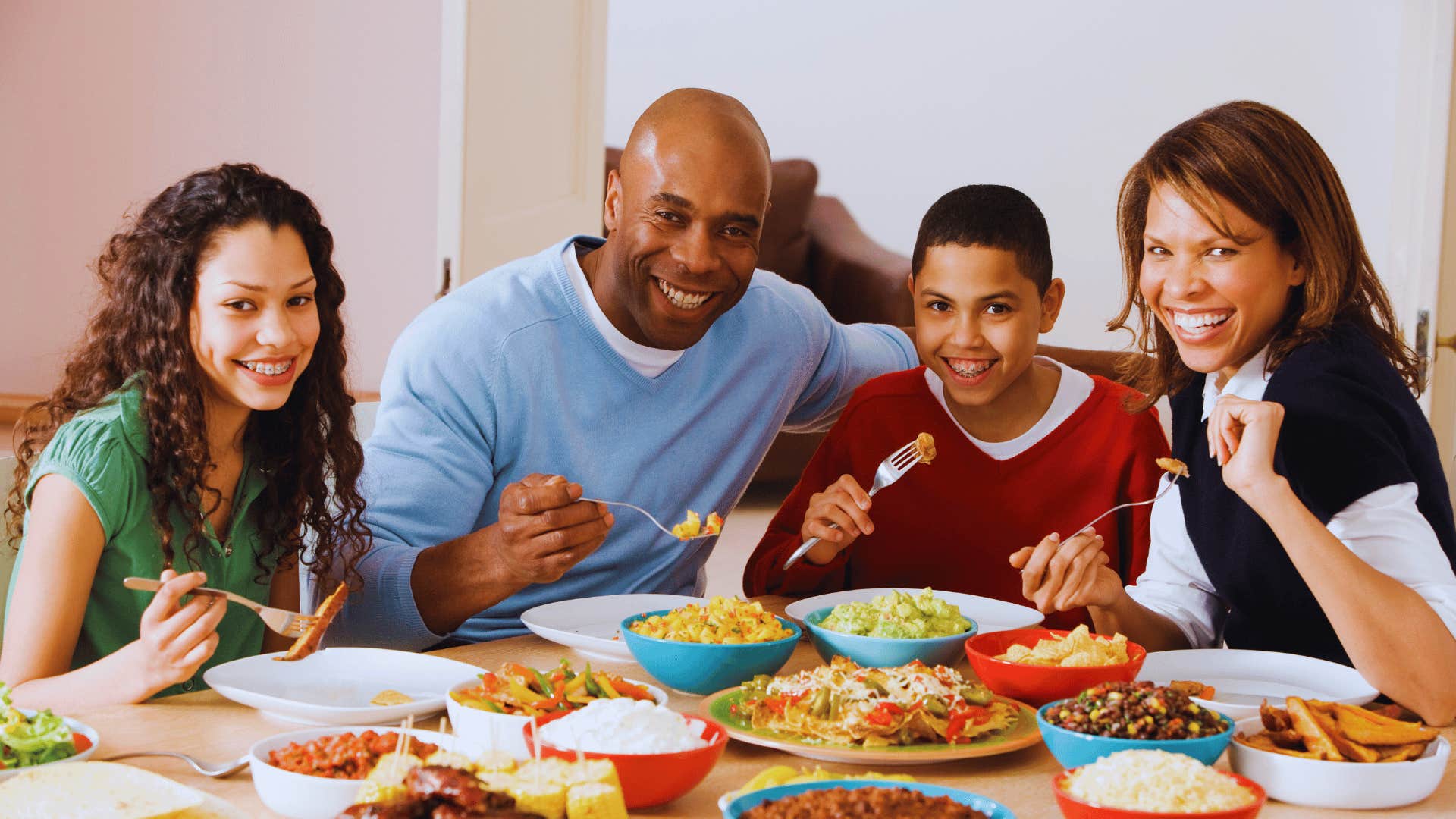 family having dinner with no screens rule in place